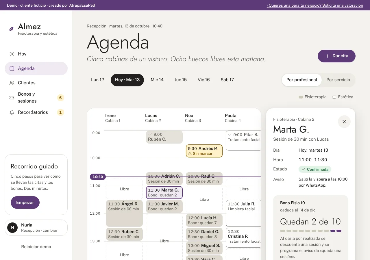 Agenda del día por profesional en ordenador, con una cita abierta en un panel lateral que muestra el bono en rayitas y las sesiones que quedan.
