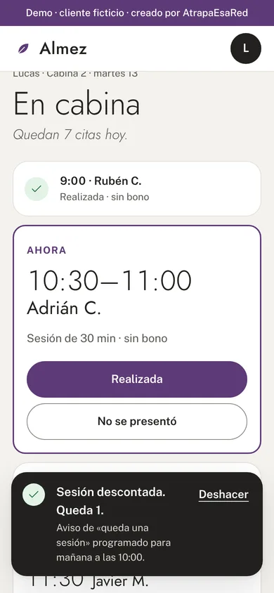 Pantalla «En cabina» en el móvil: la cita en curso marcada «Ahora» y el mensaje «Sesión descontada. Queda 1.»