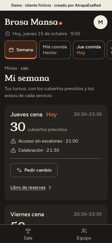 Pantalla «Mi semana» en el móvil: los turnos de una persona del equipo con los cubiertos previstos, los avisos de cada servicio y el botón «Pedir cambio».