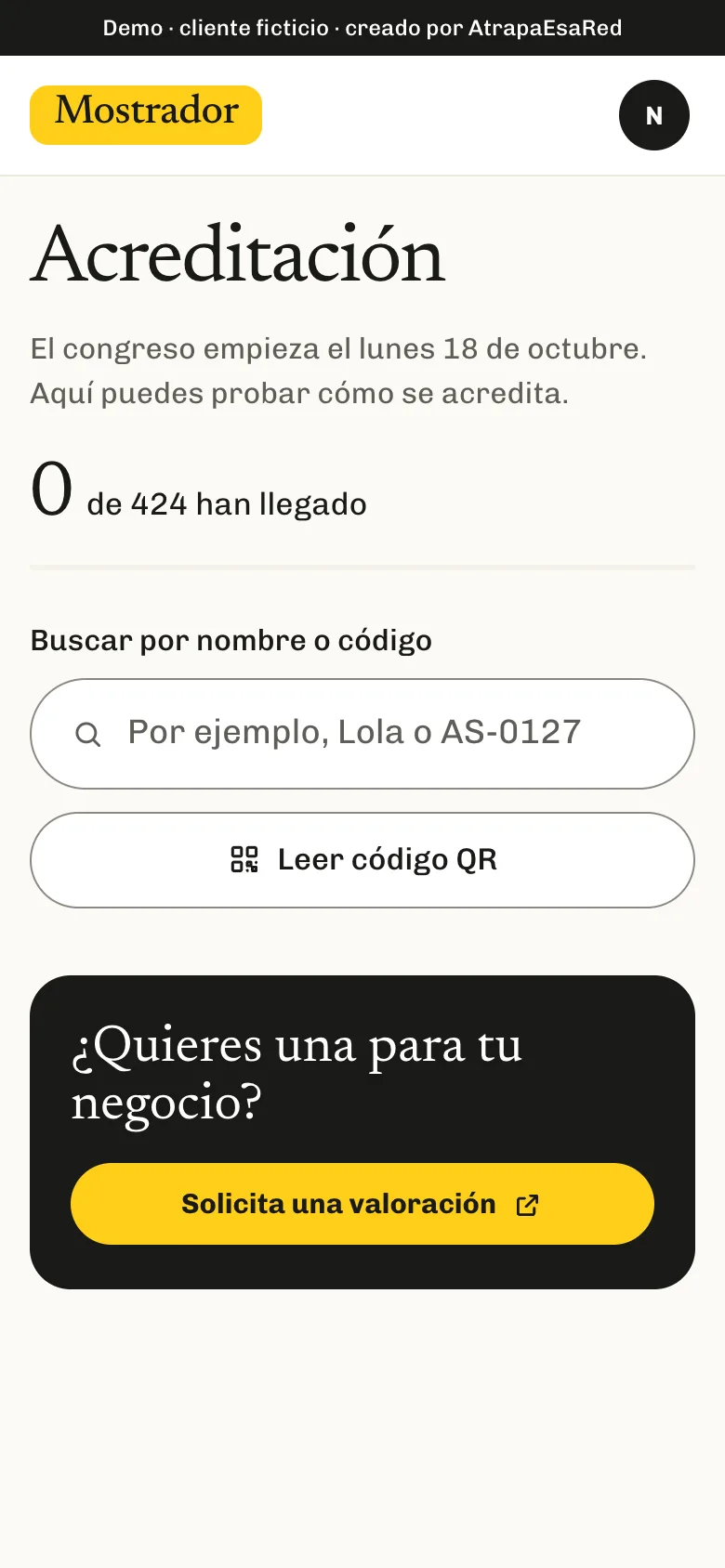 Pantalla de acreditación en el móvil: buscador por nombre o código y botón para leer un código QR.