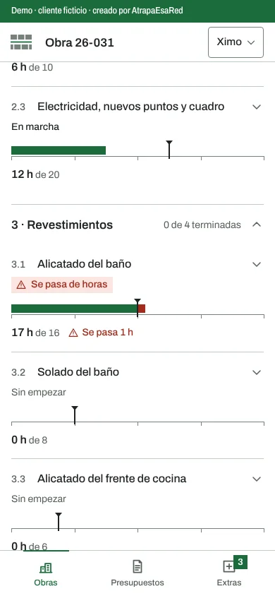 Ficha de una obra en el móvil: la partida «Alicatado del baño» con 17 horas de 16, el tramo sobrante en rojo y el aviso «Se pasa 1 h».