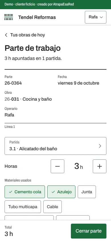Parte de trabajo en el móvil: partida «Alicatado del baño», tres horas con botones de más y menos, materiales marcados y botón «Cerrar parte».